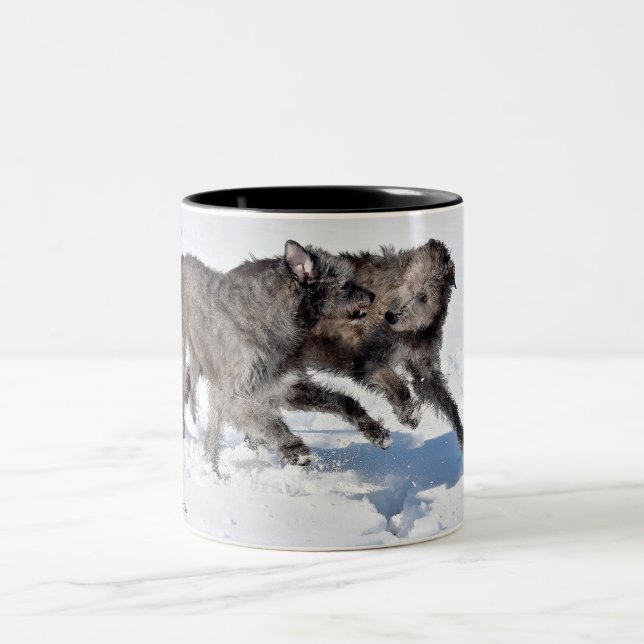 Caneca De Café Em Dois Tons Irish Wolfhounds corre em neve (Centro)