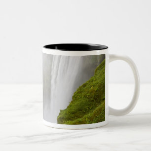 Caneca De Café Em Dois Tons Islândia. A cachoeira Skogarfoss cai sobre uma