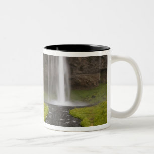 Caneca De Café Em Dois Tons Islândia. Pessoas na trilha atrás de Seljalandsfos