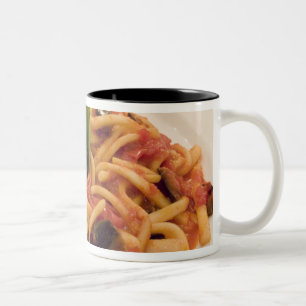 Caneca De Café Em Dois Tons Itália, Positano. Prato de massa e berinjela.