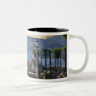 Caneca De Café Em Dois Tons Itália, Província de Como, Bellagio. Café à beira