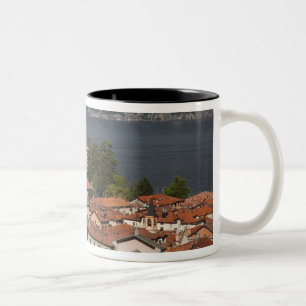 Caneca De Café Em Dois Tons Itália, Província de Como, Menaggio. Vista da cida