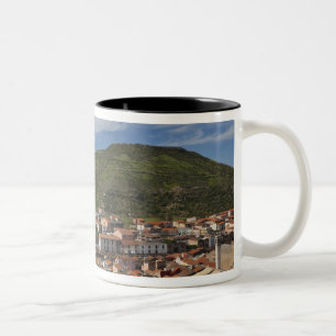 Caneca De Café Em Dois Tons Itália, Sardenha, Bosa. Vista da cidade a partir d