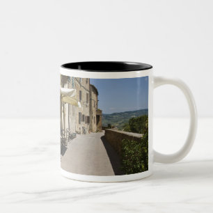 Caneca De Café Em Dois Tons Itália, Toscana, Pienza. Passagem exterior em redo