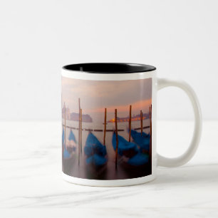 Caneca De Café Em Dois Tons Itália, Veneza. Gôndolas ancoradas ao crepúsculo.