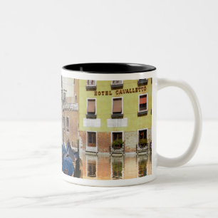 Caneca De Café Em Dois Tons Itália, Veneza, gôndolas ancoradas ao longo do can