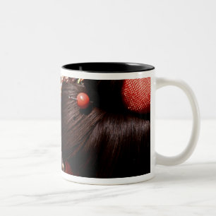 Caneca De Café Em Dois Tons Japão, Kyoto. Vista traseira aproximada da cabeça 