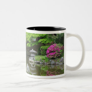 Caneca De Café Em Dois Tons Japão, Quioto. Garça entre folhas verdes frescas