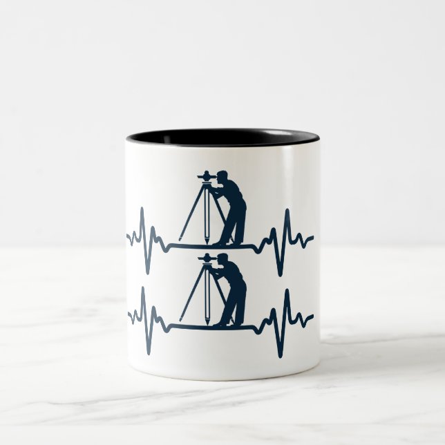 Caneca De Café Em Dois Tons Land Surveyor Heartbeat (Centro)