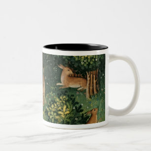 Caneca De Café Em Dois Tons Lebres em uma madeira
