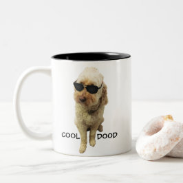 Caneca De Café Em Dois Tons Legal Dood, Goldendoodle com óculos de sol