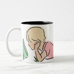 Caneca De Café Em Dois Tons Leitor na grama