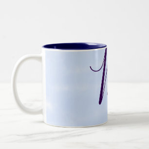 Caneca De Café Em Dois Tons Letra de monograma de nome em aquarela pastel roxa