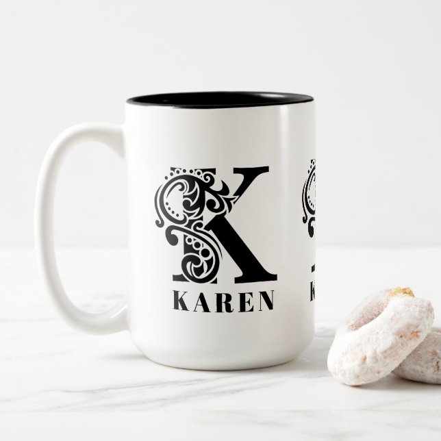 Caneca De Café Em Dois Tons Letra K Monograma Preto de Luxo Nome Personalizado (Com Donut)