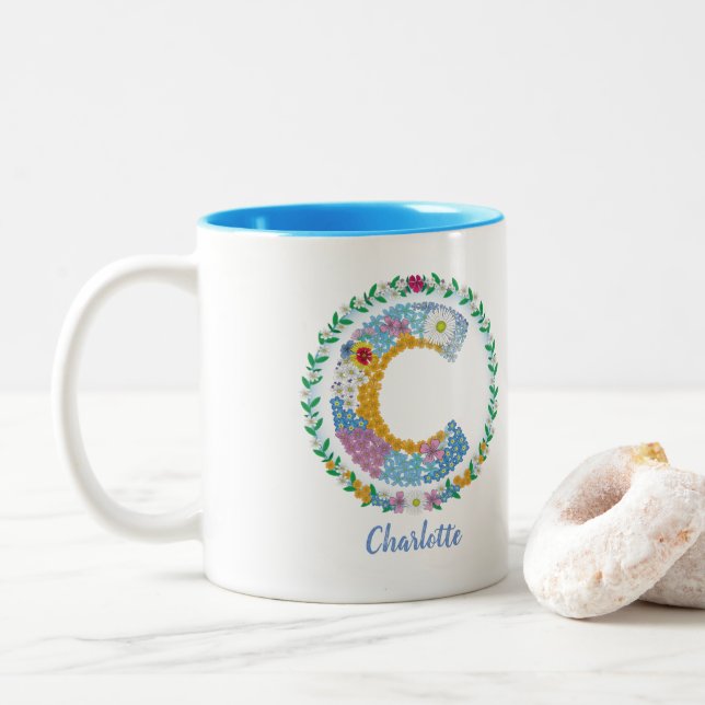 Caneca De Café Em Dois Tons Letras Flores Iniciais "C" com Nome Personalizado (Com Donut)