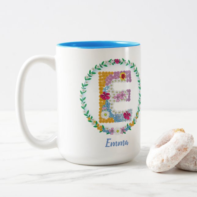 Caneca De Café Em Dois Tons Letras Flores Iniciais "E" com Nome Personalizado (Com Donut)