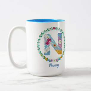 Caneca De Café Em Dois Tons Letras Flores Iniciais "N" com Nome Personalizado