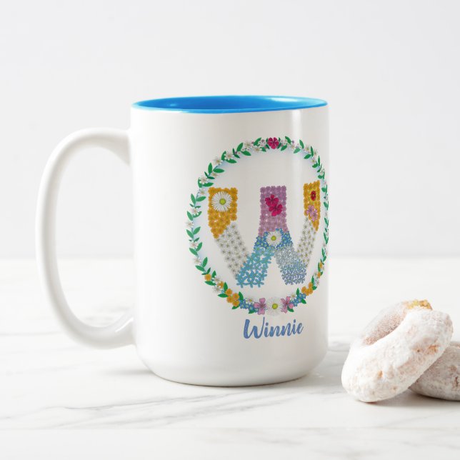 Caneca De Café Em Dois Tons Letras Flores Iniciais "W" com Nome Personalizado (Com Donut)