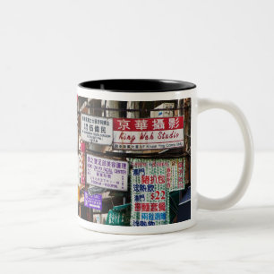 Caneca De Café Em Dois Tons Letreiros de néon nas ruas de Hong Kong