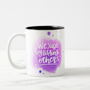 Caneca De Café Em Dois Tons Levantamo-Nos Levantando Outros