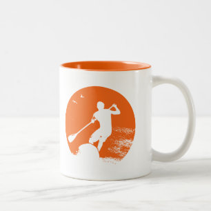 Caneca De Café Em Dois Tons Levante-se e remando o surfista