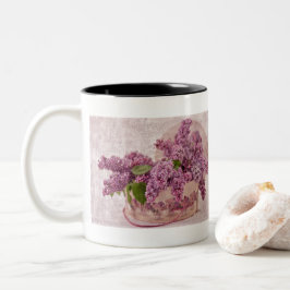 Caneca De Café Em Dois Tons Lilacs Em Uma Caixa De Chapéu Vitoriano
