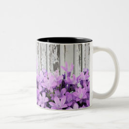Caneca De Café Em Dois Tons Lilys roxo abstrato na cerca de madeira