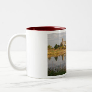 Caneca De Café Em Dois Tons Linda Casca refletida no Pond