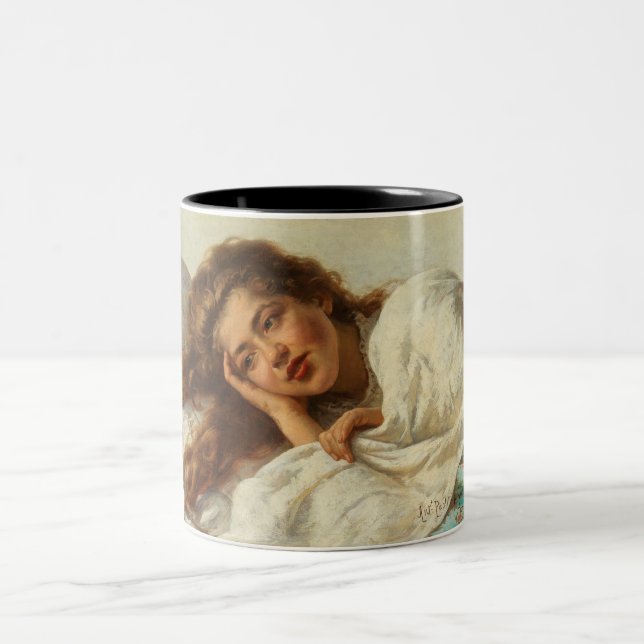 Caneca De Café Em Dois Tons Linda garota deitada na cama com cabelo vermelho (Centro)
