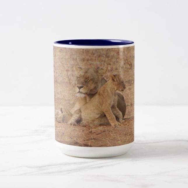 Caneca De Café Em Dois Tons Lioness e Lion Cub Mug (Centro)
