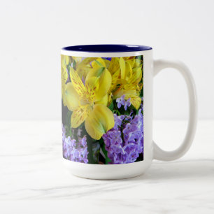 Caneca De Café Em Dois Tons Lírios Amarelos e Flores Lilases Roxos