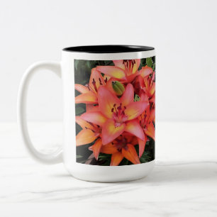 Caneca De Café Em Dois Tons Lírios De Jardim De Coral Artistático