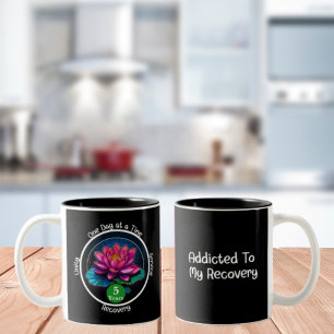 Caneca De Café Em Dois Tons Lotus Sobriety Chip Medalhão Personalizado de 12