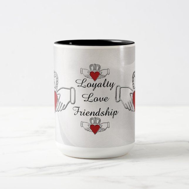 Caneca De Café Em Dois Tons Loyalty Amor Amizade Claddagh Coffee Mug (Centro)