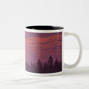 Caneca De Café Em Dois Tons Lua cheia nasce sobre a montanha Teakettle durante