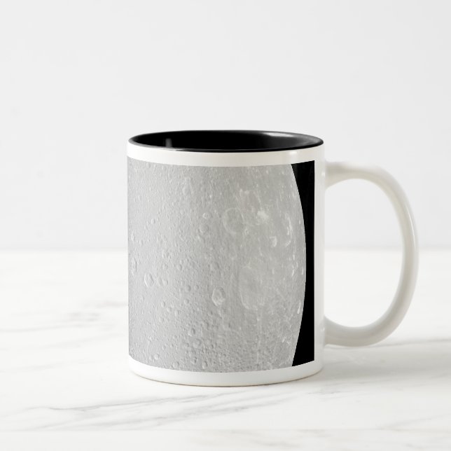 Caneca De Café Em Dois Tons Lua de Saturno Dione 2 (Direita)