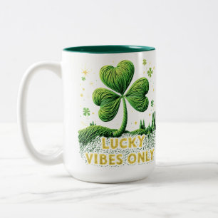 Caneca De Café Em Dois Tons Lucky Vibes Apenas Ruas de Fios de Fios. Dia de Pa