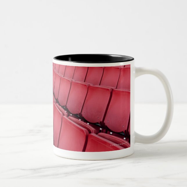 Caneca De Café Em Dois Tons Lugares vazios no estádio (Direita)