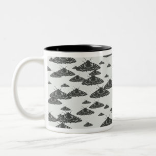 Caneca De Café Em Dois Tons Luz à noite espreitando à meia-noite