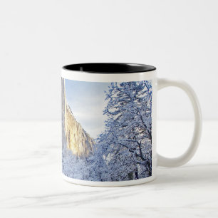 Caneca De Café Em Dois Tons Luz do nascer do sol atinge El Capitan através da