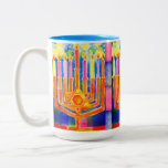 Caneca De Café Em Dois Tons Luzes de Chanukah<br><div class="desc">Cor rica e moduladora com todas as velas em chamas em uma noite acesa,  num mar de azul — um presente maravilhoso para seu professor favorito da escola hebraica,  rabino,  ou qualquer bebedor de café que você ama!</div>