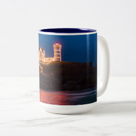 Caneca De Café Em Dois Tons Luzes de Natal no farol de Nubble no Maine