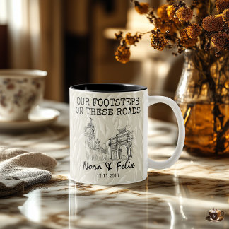 Caneca De Café Em Dois Tons Madrid skyline couple — beige leaf background