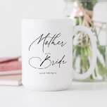Caneca De Café Em Dois Tons Mãe Do Briso Chic Script<br><div class="desc">A Mãe do presente da Noiva apresenta caligrafia de escrita manual de scripts mais modernos.</div>