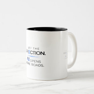 Caneca De Café Em Dois Tons Mais Estradas à Frente Tipografia Direcional de IA