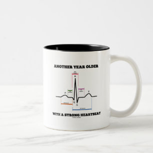 Caneca De Café Em Dois Tons Mais um Ano Mais Velho Com Um Batimento Cardíaco F