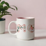Caneca De Café Em Dois Tons Mamãe Blush Floral Flor-Cor-de-Rosa Letoração Foto<br><div class="desc">Dê um belo e memorável presente para a mãe com nossa caneca de fotos MOM personalizada. Nosso design apresenta um design de enrolamento com "MOM" em letras de bolhas florais cor-de-rosa pincelado. A letra "O" é substituída por uma fotografia personalizada do coração para mostrar a sua própria fotografia especial. Esta...</div>
