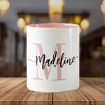 Caneca De Café Em Dois Tons Manchas Modernas de Script do Nome do Monograma Pe<br><div class="desc">Uma lágrima de café moderna e elegante, com seu nome e monograma personalizados, num design de caligrafia com letra de texto em preto e rosa-branco minimalista, esta design de tipografia faz um presente de excelente para colegas de trabalho, professores, treinadores, namoradas, namorados, esposas, filhas ou qualquer outro membro do trabalho...</div>