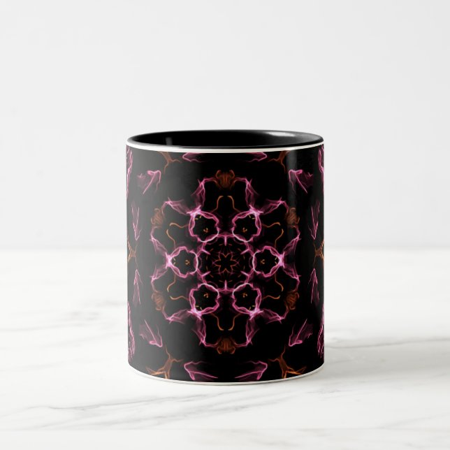 Caneca De Café Em Dois Tons Mandala rosa e laranja no fundo preto (Centro)
