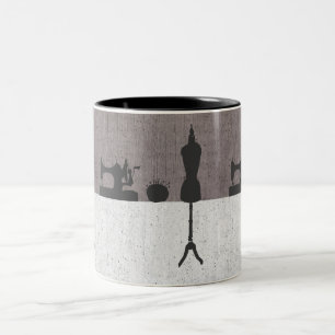 Caneca De Café Em Dois Tons Manequim Sewing do desenhista das mulheres da